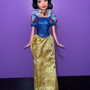 Vintage 2006 Mattel Barbie Disney Snow White Doll w/ Dress Necklace EUC